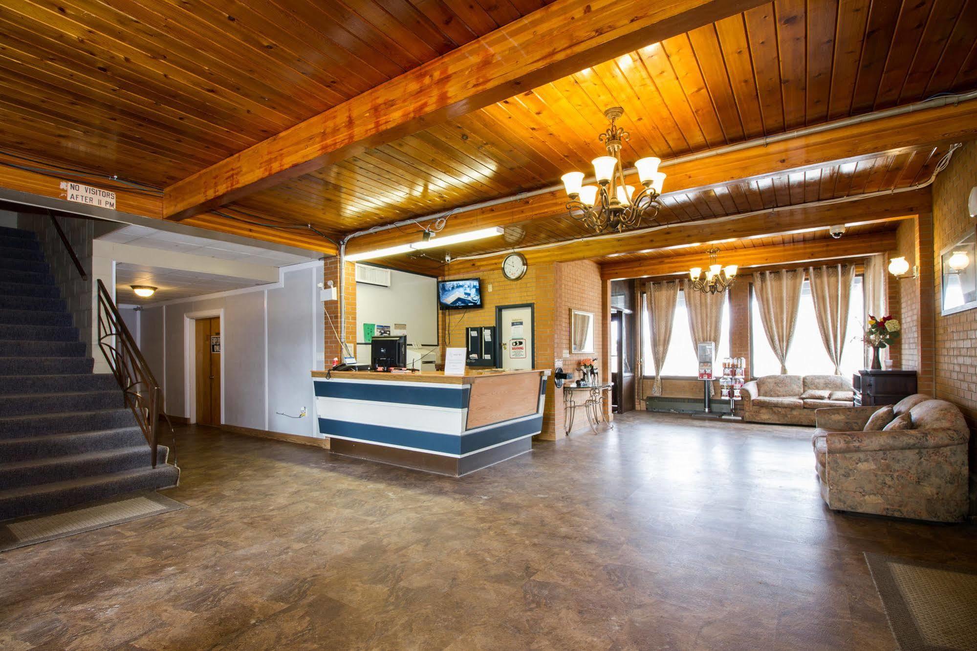 Lagana Hotel Lanigan Exterior photo